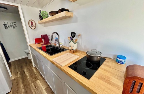 Fulton Cabina | Country Container Tiny House. Experience peace by the water & native wildlife!