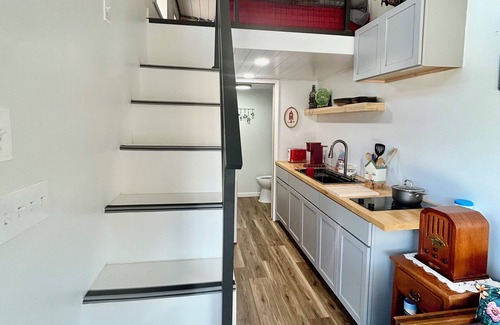 Fulton Cabina | Country Container Tiny House. Experience peace by the water & native wildlife!