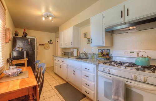 Oroville Casa | Country Cottage-1/4 acre fenced/gated, lots of parking, huge outdoor patio/yard