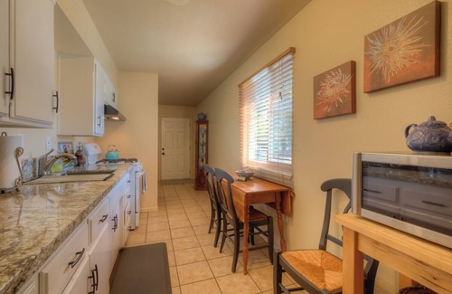 Oroville Casa | Country Cottage-1/4 acre fenced/gated, lots of parking, huge outdoor patio/yard