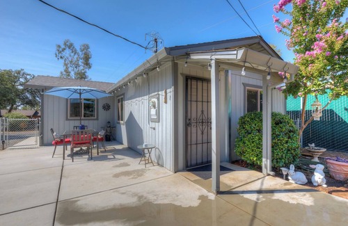 Oroville Casa | Country Cottage-1/4 acre fenced/gated, lots of parking, huge outdoor patio/yard