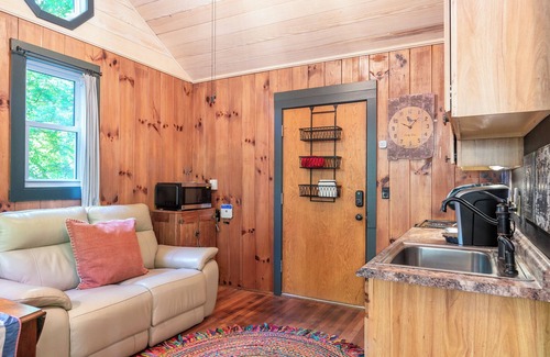 Skyland Cabaña | Country Cottage Getaway | Private, Pet Friendly & 15 min. to Downtown AVL!