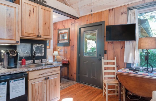 Skyland Cabaña | Country Cottage Getaway | Private, Pet Friendly & 15 min. to Downtown AVL!