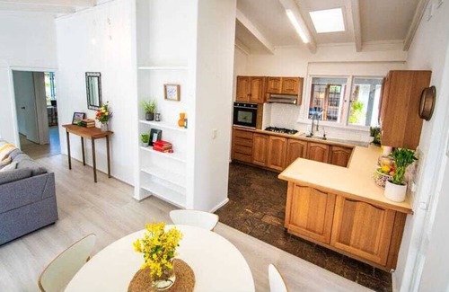 Mundaring Casa | Country Cottage in Mundaring Town Centre, walk to shops, parks and restaurants