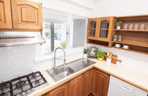 Mundaring Casa | Country Cottage in Mundaring Town Centre, walk to shops, parks and restaurants