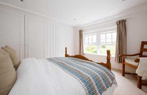 Sidlesham Casa | Country cottage in pretty village quay views