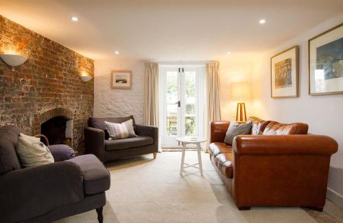 Sidlesham Casa | Country cottage in pretty village quay views