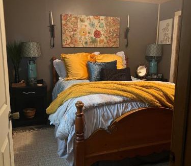 Sloans Valley Villa | Country Cottage Love Nest Lake Cumberland Queen Bed