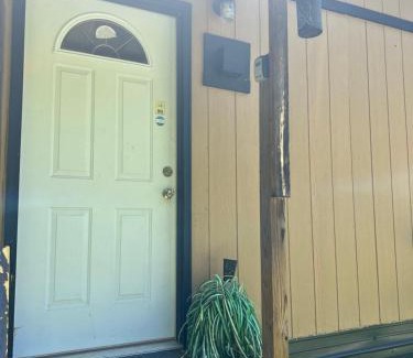 Sloans Valley Villa | Country Cottage Love Nest Lake Cumberland Queen Bed