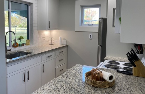 Swink Cabaña | Country Cottage on 50 Acre Farm. Fishing, farm animals, tranquillity!
