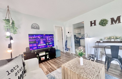 Eastpointe Casa | Country Cottage Ranch Extended Stays - Central Location- 58”TV 600 wifi