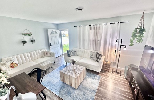 Eastpointe Casa | Country Cottage Ranch Extended Stays - Central Location- 58”TV 600 wifi
