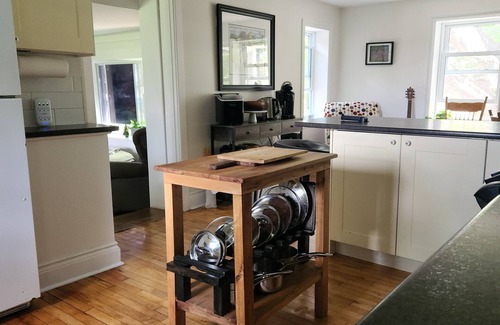Ottawa Division Cabaña | Country Cottage Retreat located on the Rideau River-swim, relax and explore.