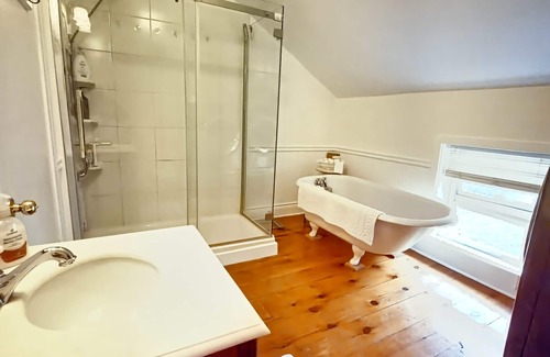 Ottawa Division Cabaña | Country Cottage Retreat located on the Rideau River-swim, relax and explore.