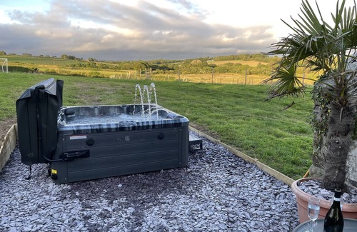 Townshend Casa | Country cottage with farm animals and hot tub near beaches