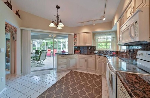 Estero Casa | Country Creek -Lovely updated 3 bed/ 2 bath Estero home with hot tub and golf