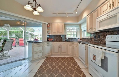 Estero Casa | Country Creek -Lovely updated 3 bed/ 2 bath Estero home with hot tub and golf