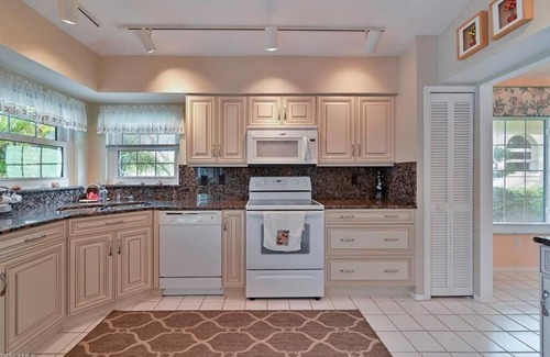 Estero Casa | Country Creek -Lovely updated 3 bed/ 2 bath Estero home with hot tub and golf