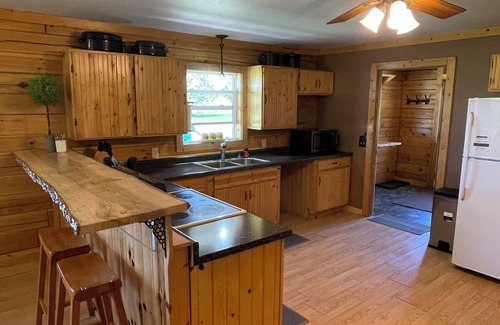 Merrillan Cabina | Country Creek Retreat: cozy 2-bedroom cabin with AC, WiFi, & forested privacy