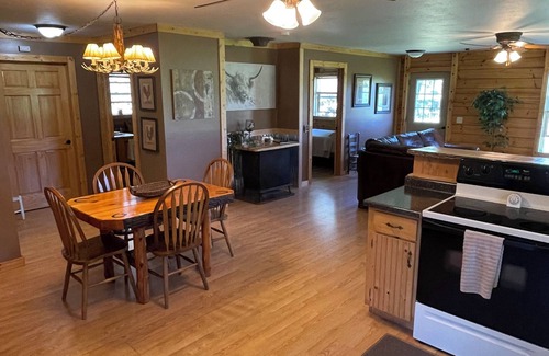 Merrillan Cabina | Country Creek Retreat: cozy 2-bedroom cabin with AC, WiFi, & forested privacy