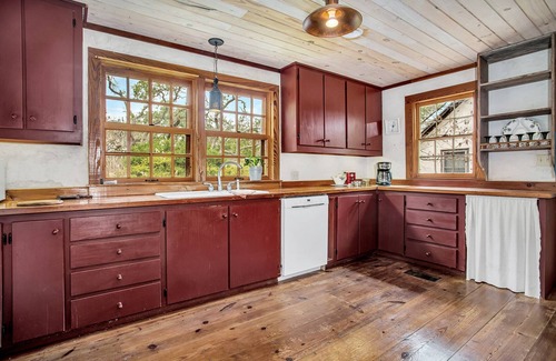 Fredericksburg Cabina | Country Delight | Close to Town | Pets up to 30 Lbs w/fee