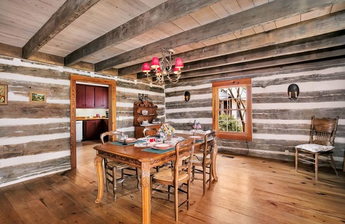 Fredericksburg Cabina | Country Delight | Close to Town | Pets up to 30 Lbs w/fee