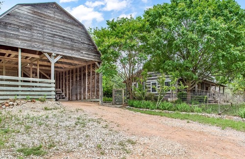 Fredericksburg Cabina | Country Delight | Close to Town | Pets up to 30 Lbs w/fee