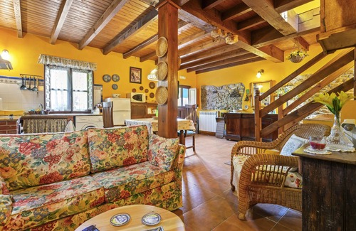Carabano Casa | Casa rural 'La Llavona' con vistas a la montaña, terraza privada y Wi-Fi