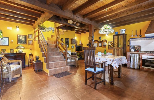 Carabano Casa | Casa rural 'La Llavona' con vistas a la montaña, terraza privada y Wi-Fi
