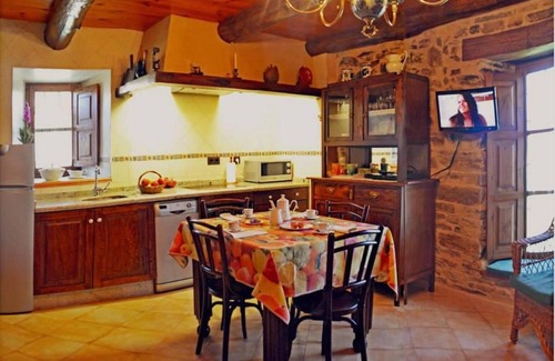 Santa Colomba de Somoza Casa | Country House 'La Casina De La Fuente' with Private Garden and Wi-Fi