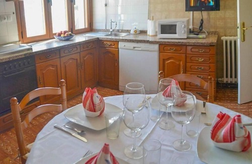 Santa Colomba de Somoza Casa | Country House 'La Casina De La Fuente' with Private Garden and Wi-Fi