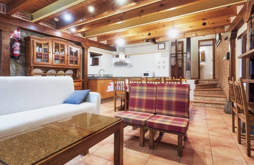 Santa Maria de Valdeón Casa | Casa rural 'El Serenal' con vistas a la montaña, terraza privada y Wi-Fi