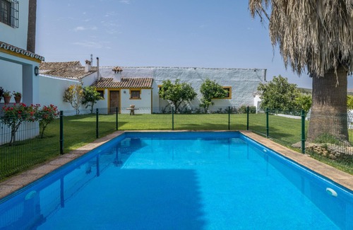 Setenil de las Bodegas Casa | Casa de campo 'Cortijo La Dehesa Del Pilar' con vistas a la montaña, piscina privada y Wi-Fi