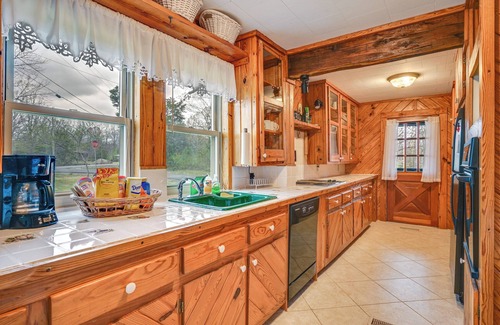 Gilbertsville Cabina | Country Escape: Log Cabin Near Kentucky Lake!
