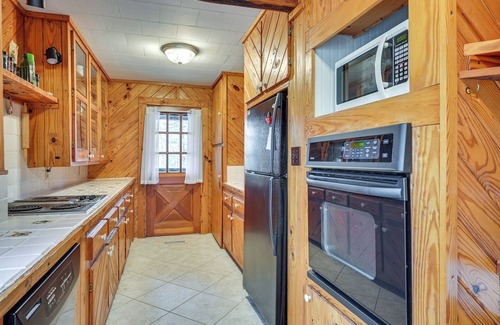 Gilbertsville Cabina | Country Escape: Log Cabin Near Kentucky Lake!