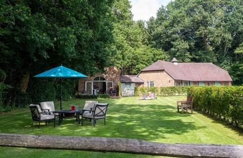 Liphook Casa | Country Escape on Private Estate, Dogs, Walking