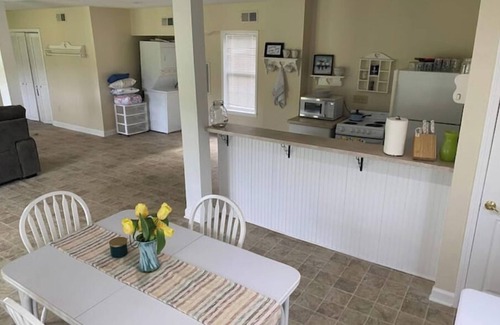 Williamsburg County Otro | Country farm cottage