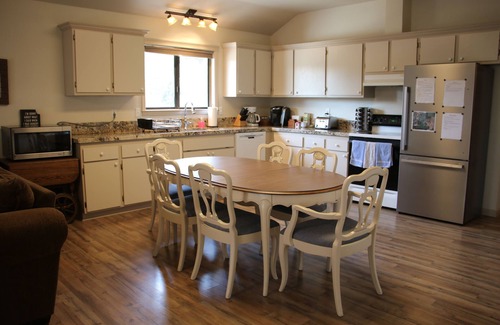 Newcastle Otro | Country Farmhouse On 40 Acre Working Cattle Ranch Near Wineries and Hiking