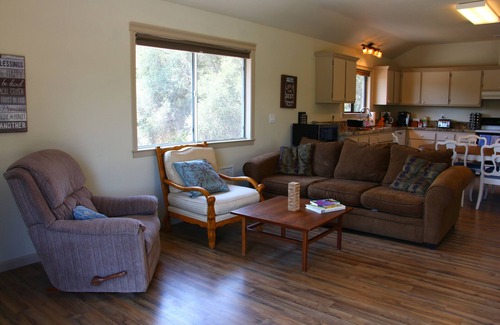 Newcastle Otro | Country Farmhouse On 40 Acre Working Cattle Ranch Near Wineries and Hiking