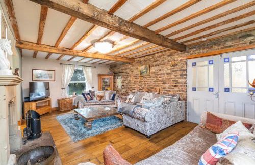 Otley Casa | Country Farmhouse - swim spa hot tub- bbq hut