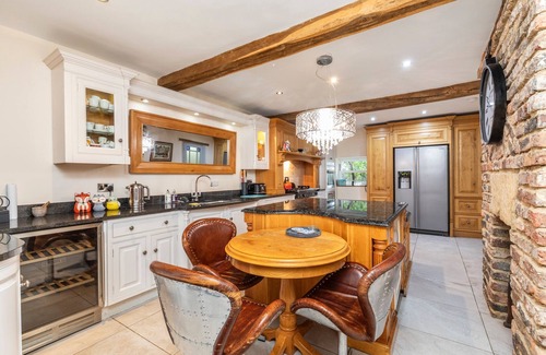 Otley Casa | Country Farmhouse - Swim spa hot Tub- bbq hut