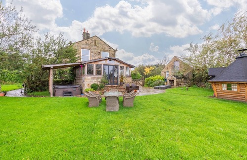 Otley Casa | Country Farmhouse - Swim spa hot Tub- bbq hut