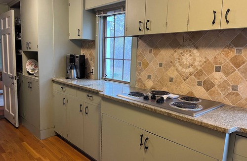 West Tisbury Casa | Country Farmhouse, Old Vineyard charm, New Amenities, Central AC, 2 King beds.