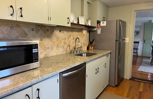 West Tisbury Casa | Country Farmhouse, Old Vineyard charm, New Amenities, Central AC, 2 King beds.