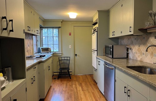 West Tisbury Casa | Country Farmhouse, Old Vineyard charm, New Amenities, Central AC, 2 King beds.