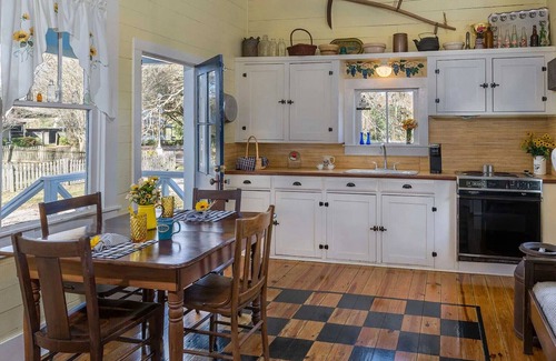 Rayne Cabaña | Country Garden Cottage: Charming Private Cottage in Cajun Country with Lake Views & Jetted Tub