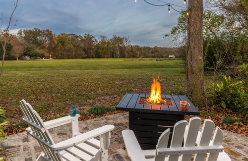 Rayne Cabaña | Country Garden Cottage: Charming Private Cottage in Cajun Country with Lake Views & Jetted Tub