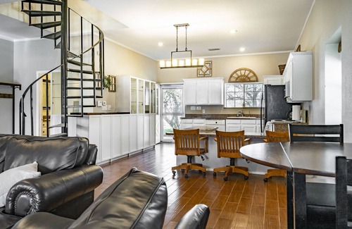 Fort Worth Otro | Country Getaway 1 mile from Harbor One Marina on Eagle Mt. Lake.