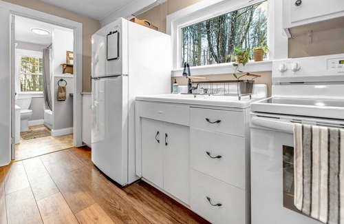 East Hampton Casa | Country getaway in 2 family home, huge yard & grounds, minutes from lakes & more