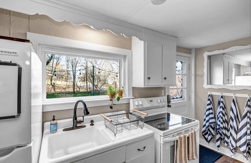 East Hampton Casa | Country getaway in 2 family home, huge yard & grounds, minutes from lakes & more